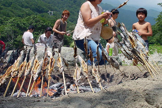 鱒つかみどりで塩焼き